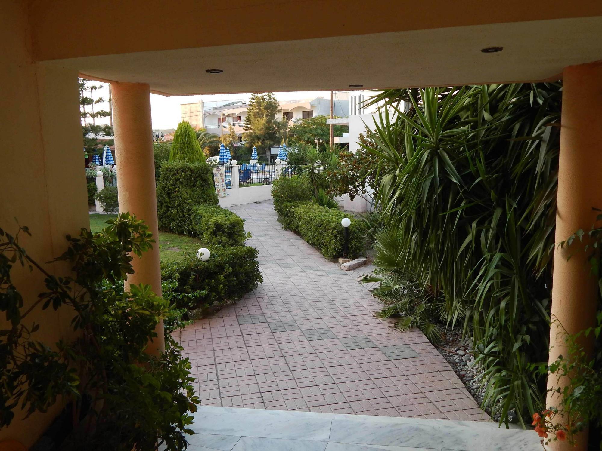 Lyristis Dinos Studios & Apartments Faliraki Exterior photo